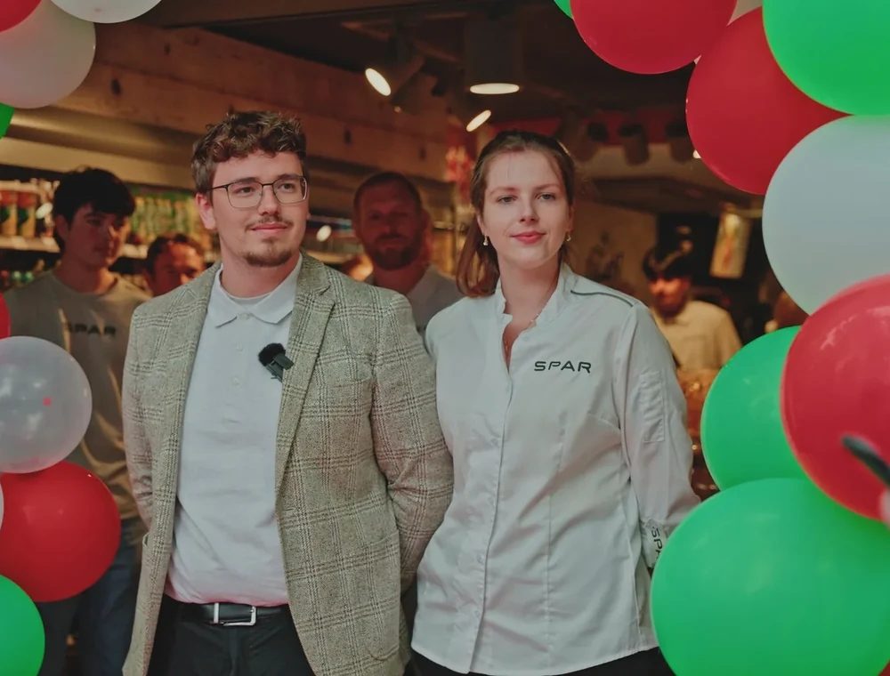 Thomas Hoekman en Maria tijdens de opening van SPAR Vlieland