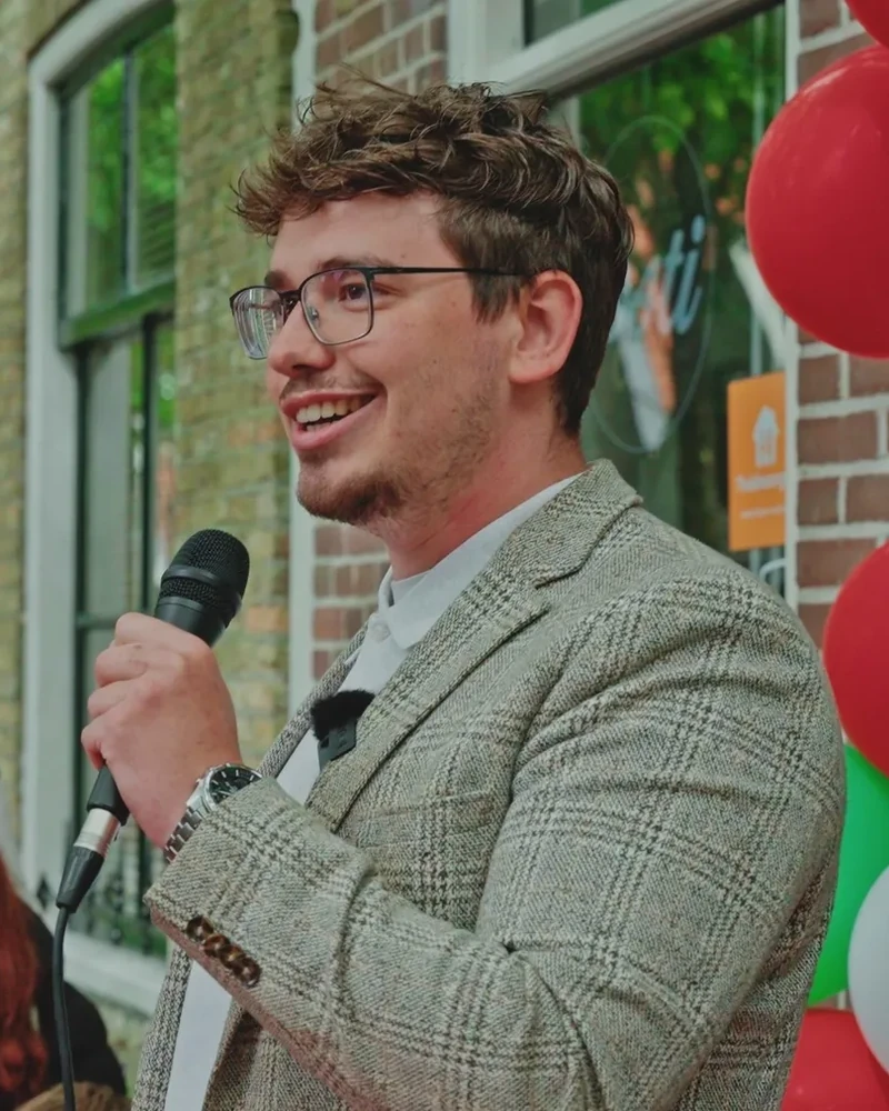 Thomas Hoekman tijdens de opening van SPAR Vlieland