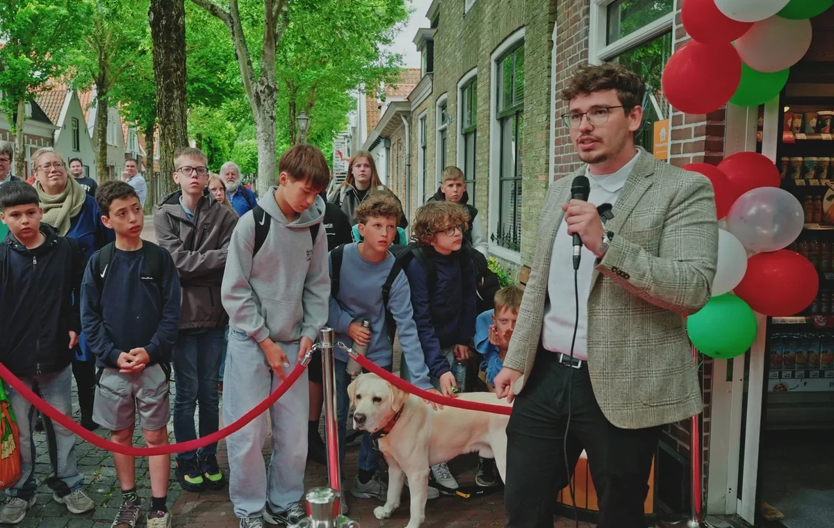 Thomas Hoekman spreekt bij de opening van SPAR Vlieland