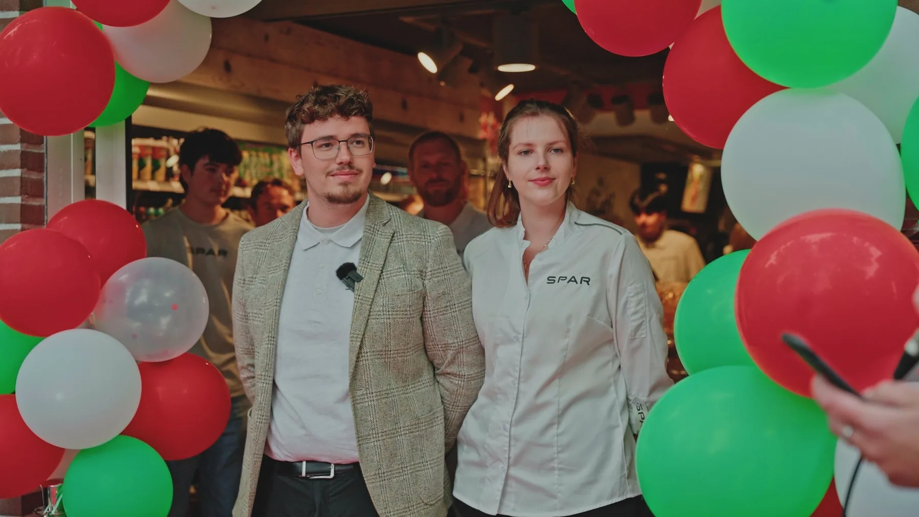 Thomas en Maria bij de opening van SPAR Vlieland