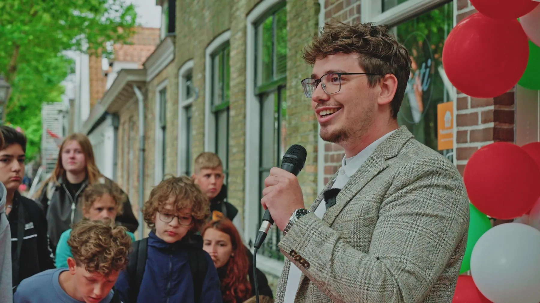 Thomas Hoekman tijdens de opening van SPAR Vlieland